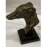 A BRONZE GREYHOUND/WHIPPET DOG BUST ON MARBLE BASE, HEIGHT 22CM