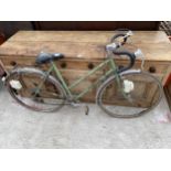 A VINTAGE GREEN DAWES LADIES RACING BIKE WITH 5 SPEED GEAR SYSTEM