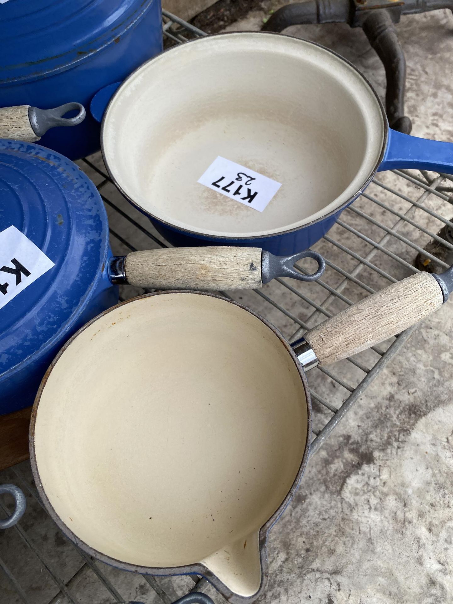 A LARGE COLLECTION OF BLUE LE CREUSET PANS TO INCLUDE A CASAROLE DISH, VARIOUS SIZED SAUCEPANS - Bild 6 aus 6