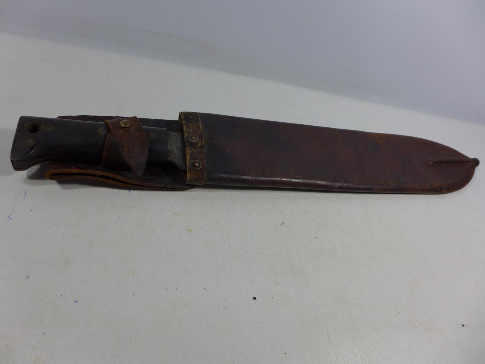 A WORLD WAR II MILITARY MACHETTE AND SCABBARD DATED 1940, 37CM BLADE - Image 5 of 5