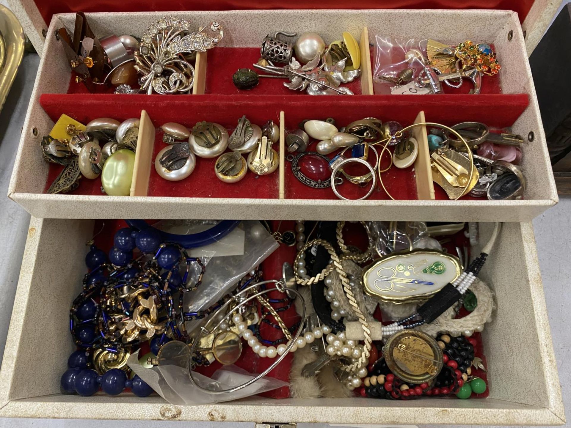 A QUANTITY OF COSTUME JEWELLERY TO INCLUDE BROOCHES, EARRINGS, NECKLACES, ETC - Image 2 of 3