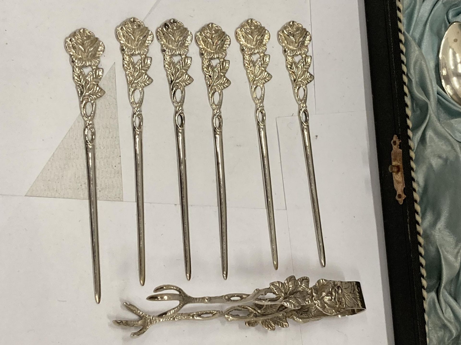 A CASED SET OF 800 GRADE CONTINENTAL SILVER TEASPOONS WITH MATCHING TONGS AND STICKS WITH FLORAL - Image 4 of 7