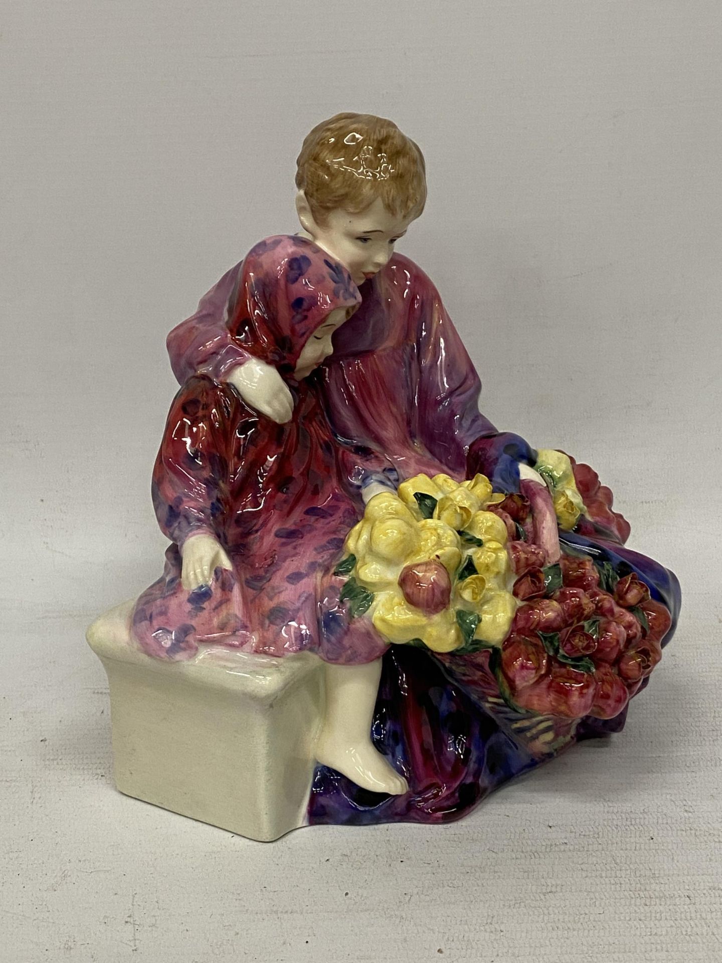 A ROYAL DOULTON 'FLOWER SELLERS CHILDREN' HN1342 FIGURE - Image 2 of 5