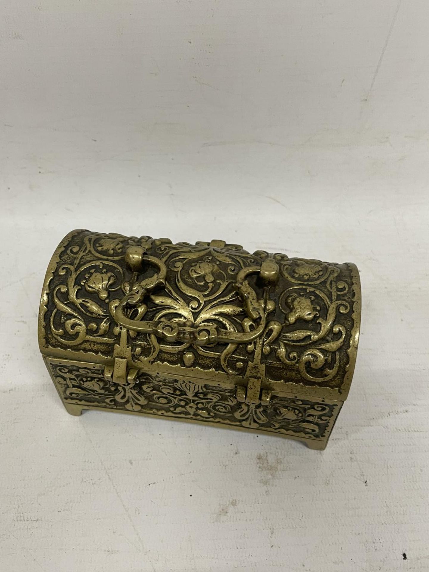 AN ORNATE BRASS CHEST JEWELLERY BOX - Image 3 of 5