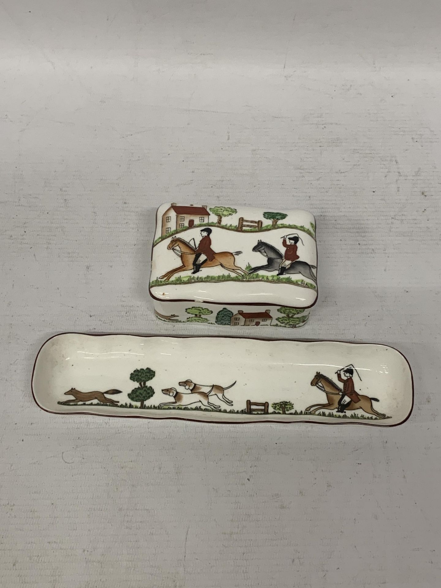 TWO CROWN STAFFORDSHIRE BONE CHINA HUNTING SCENE ITEMS - LIDDED TRINKET BOX AND TRAY