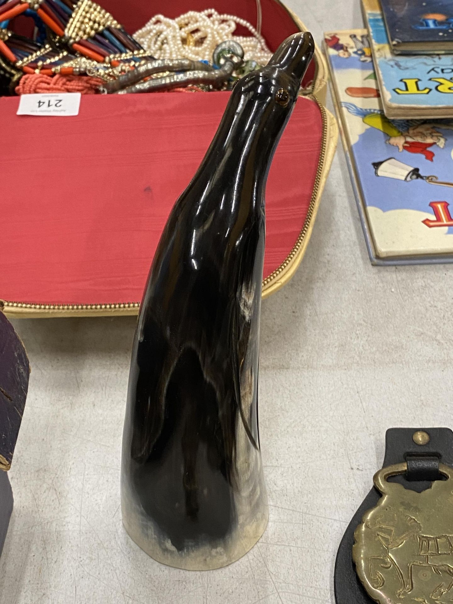 A CARVED HORN FIGURE OF A PENGUIN, HEIGHT 20CM - Image 2 of 4