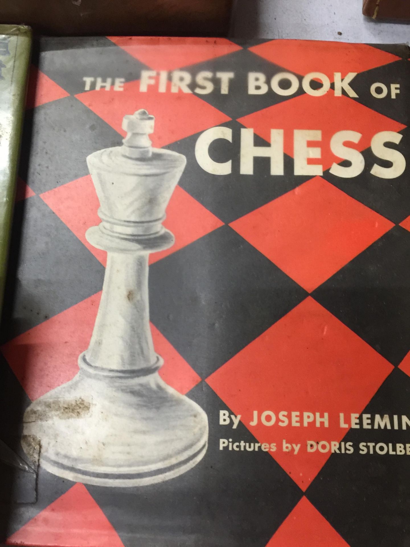 A COLLECTION OF CHESS BOOKS AND BOXED CHESS PIECES - Image 3 of 4