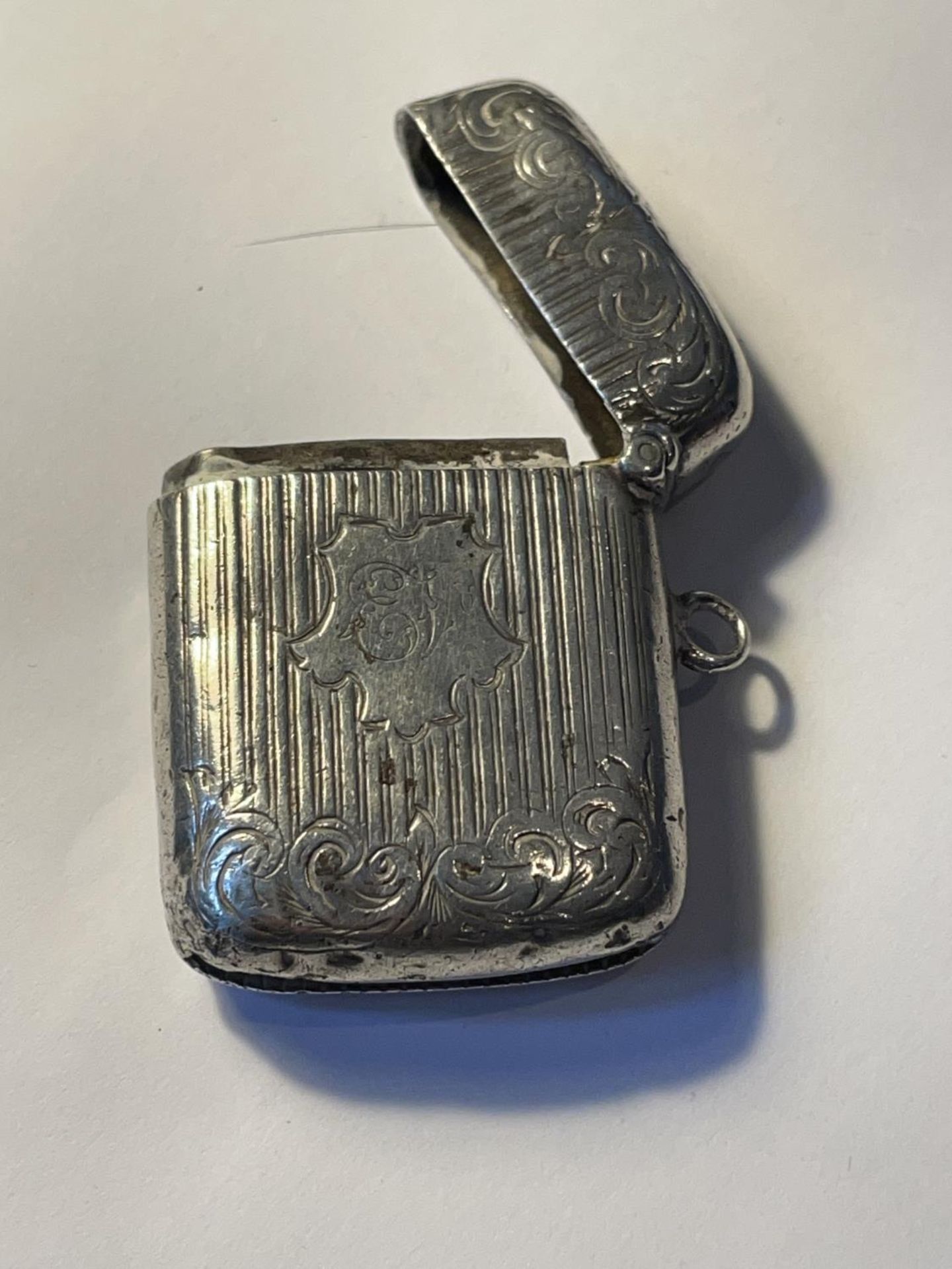 A HALLMARKED BIRMINGHAM SILVER VESTA CASE - Image 3 of 4