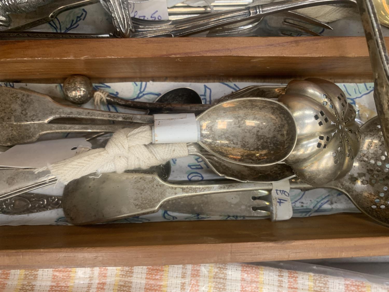 A LARGE QUANTITY OF VINTAGE FLATWARE TO INCLUDE BERRY SPOONS, SUGAR TONGS, CADDY SPOONS, SUGAR - Image 3 of 4