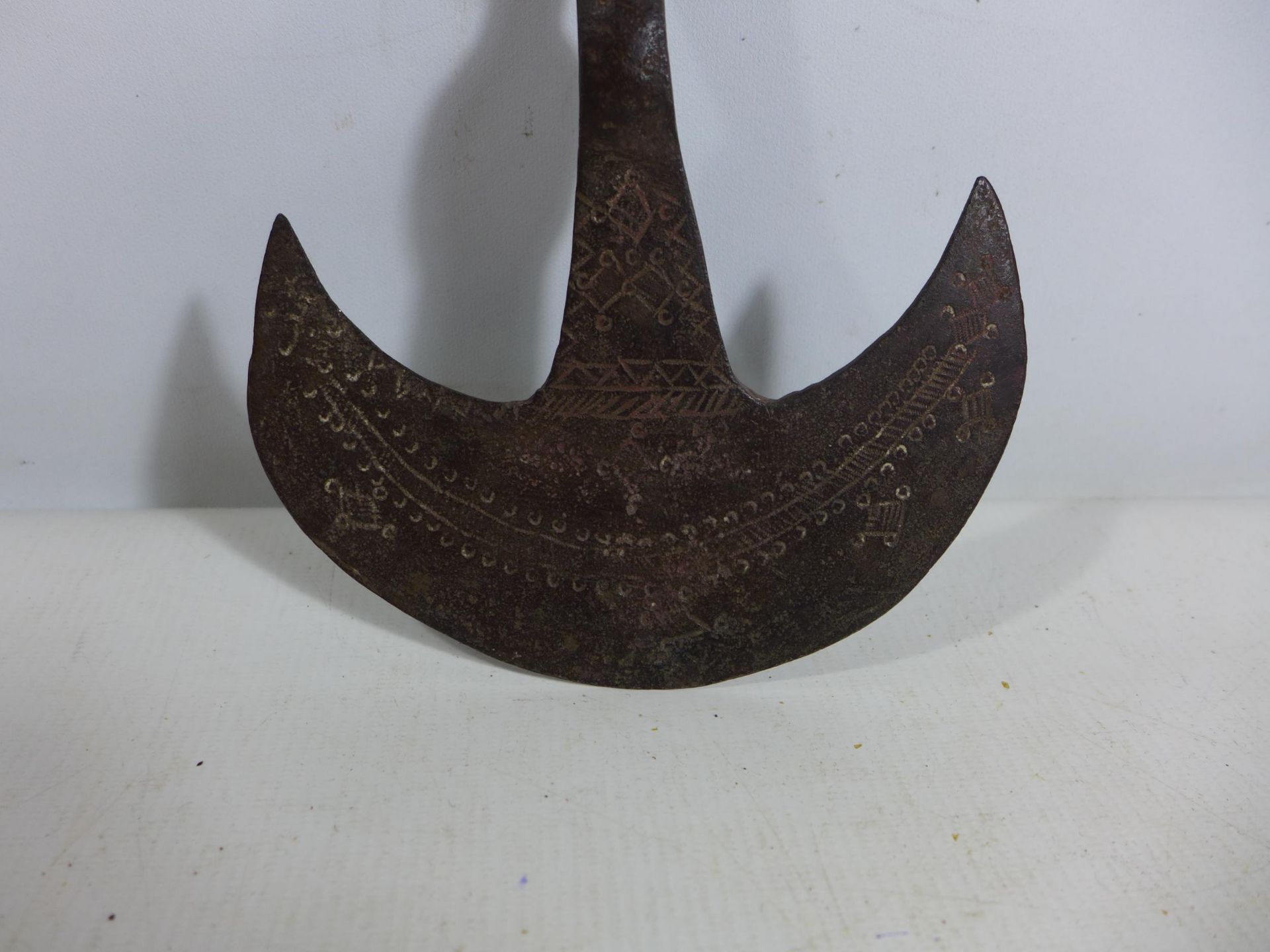AN AXE HEAD WITH INCISED DECORATION, POSSIBLY AFRICAN, HEIGHT 15.5CM, LENGTH 23.5CM - Image 3 of 5