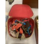 A QUANTITY OF VINTAGE COSTUME JEWELLERY TO INCLUDE RINGS, NECKLACES, ETC IN A JEWELLERY CASE