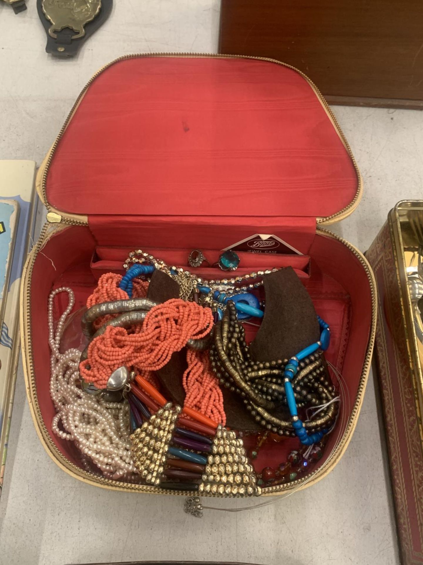 A QUANTITY OF VINTAGE COSTUME JEWELLERY TO INCLUDE RINGS, NECKLACES, ETC IN A JEWELLERY CASE