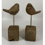 A PAIR OF DECORATIVE STONE BIRD FIGURES ON PLINTH BASES, HEIGHT 24CM