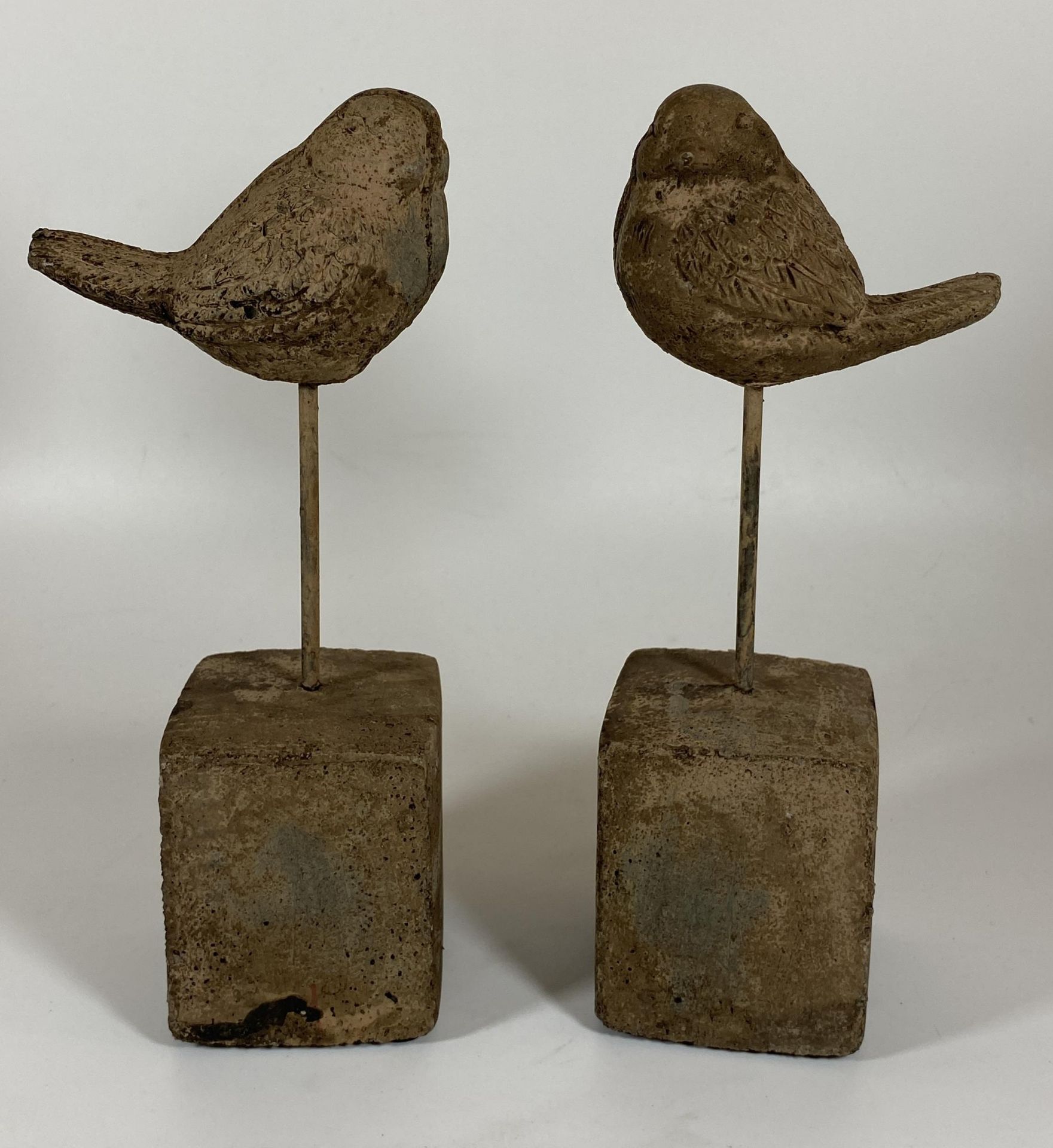 A PAIR OF DECORATIVE STONE BIRD FIGURES ON PLINTH BASES, HEIGHT 24CM