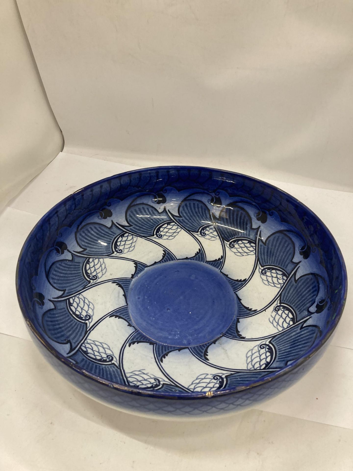 AN ART NOUVEAU ROYAL DOULTON BLUE AND WHITE FRUIT BOWL WITH ARTISTS MONOGRAM TO BASE