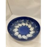AN ART NOUVEAU ROYAL DOULTON BLUE AND WHITE FRUIT BOWL WITH ARTISTS MONOGRAM TO BASE
