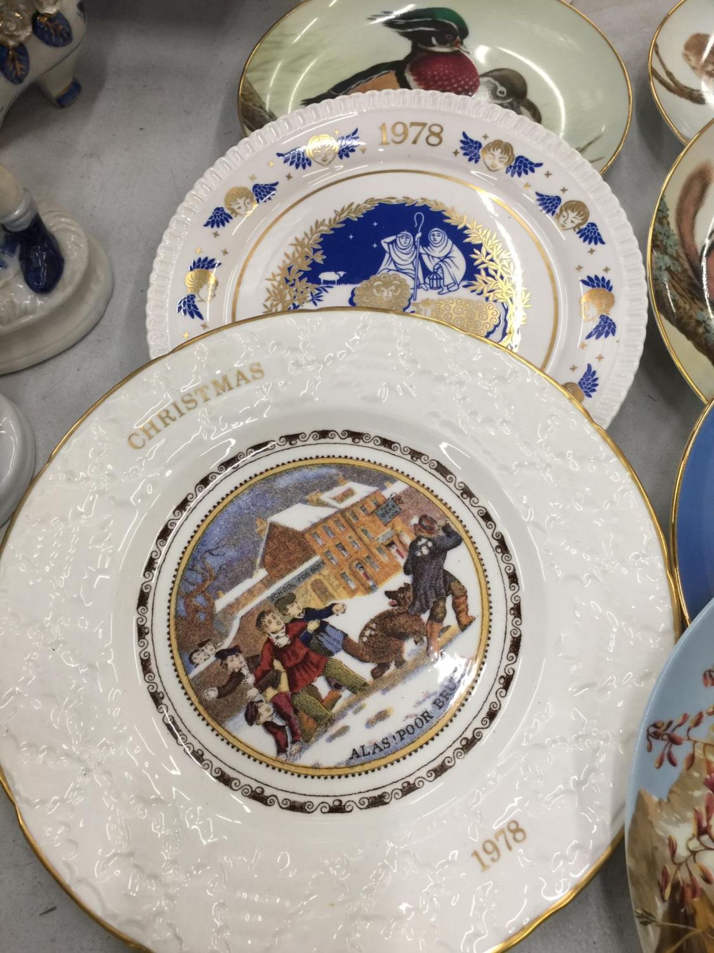 A COLLECTION OF CABINET PLATES - Image 2 of 3