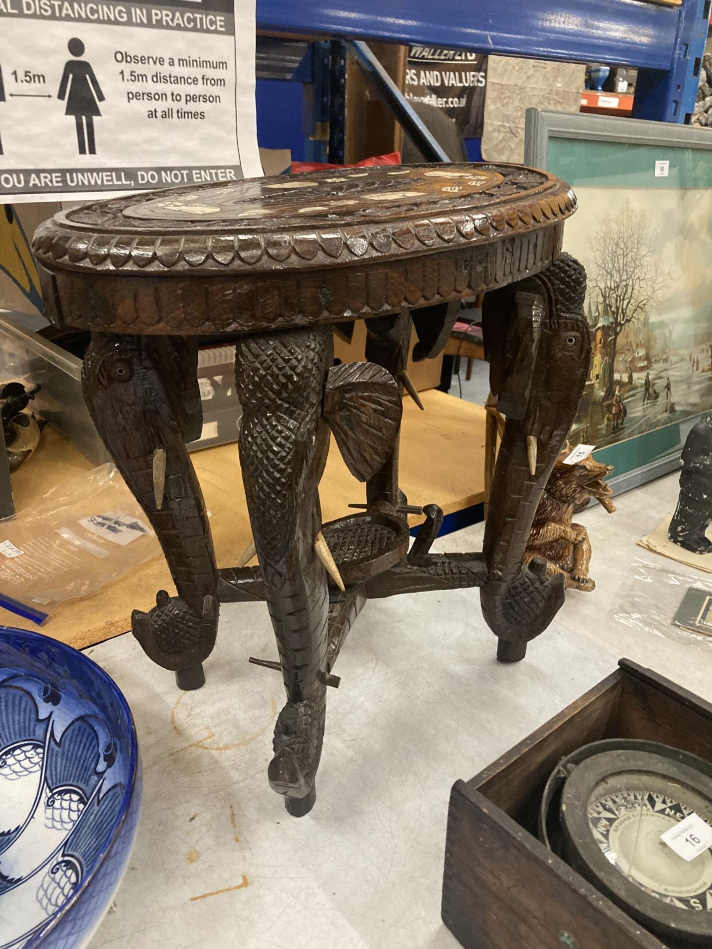 AN ORIENTAL CARVED HARDWOOD TABLE WITH ELEPHANT DESIGN LEGS - Bild 2 aus 5
