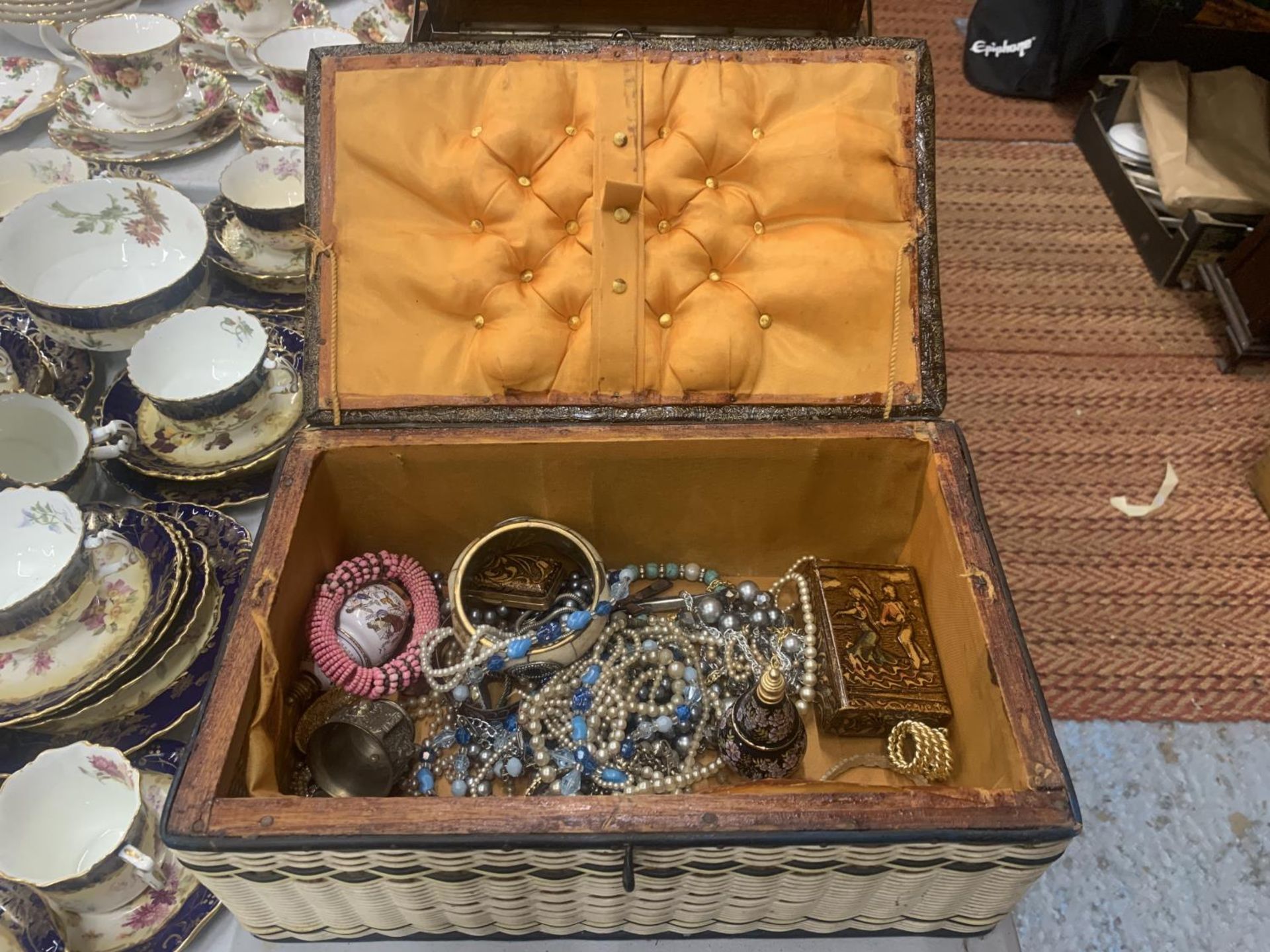 A QUANTITY OF COSTUME JEWELLERY TO INCLUDE BANGLES, WATCHES, BEADS, COLLECTABLES, ETC IN A VINTAGE