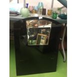 A VINTAGE ART DECO STYLE MIRROR WITH BLACK GLASS BACKGROUND AND MIRROR TO THE TOP 76CM X 56CM