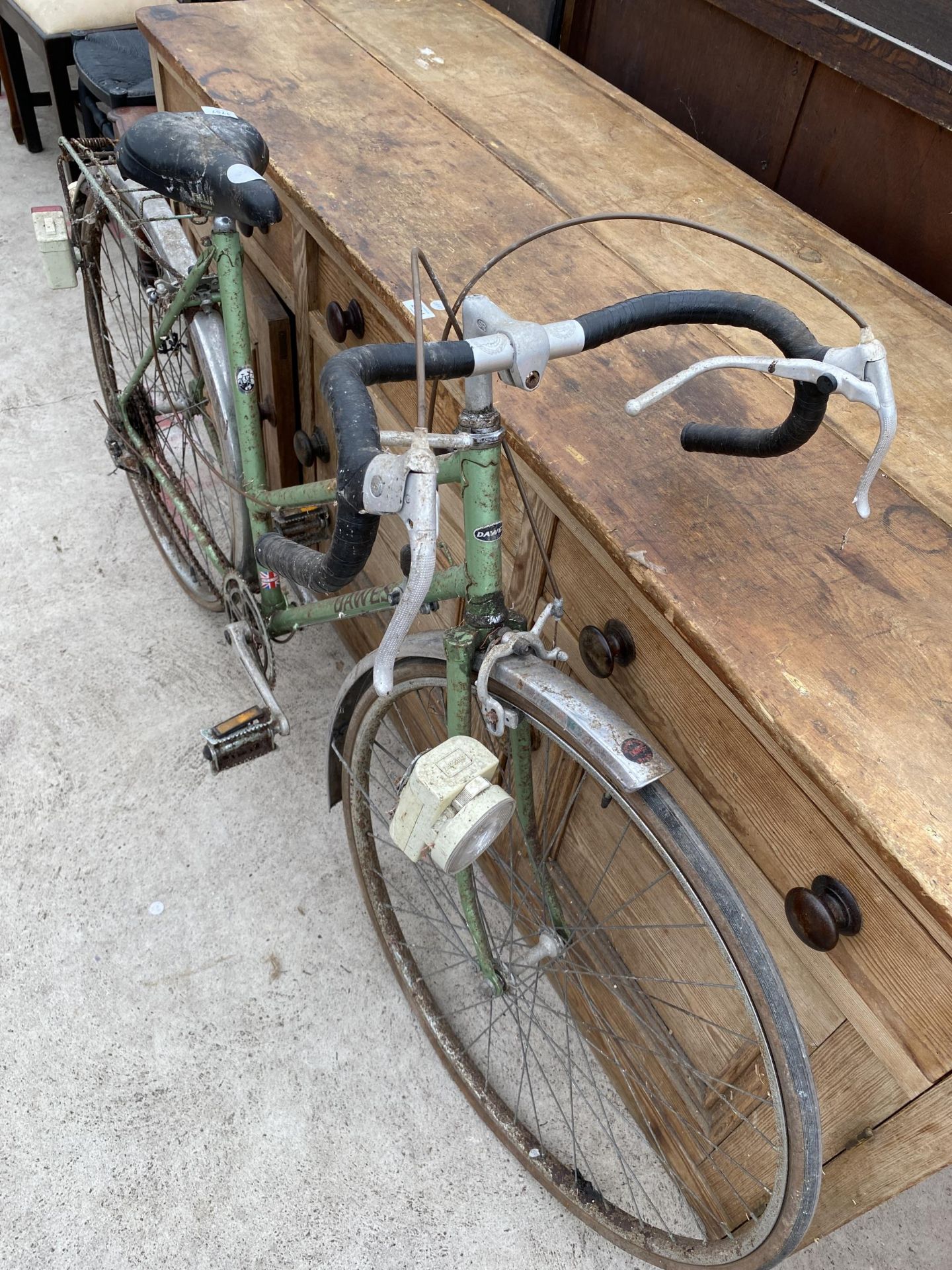 A VINTAGE GREEN DAWES LADIES RACING BIKE WITH 5 SPEED GEAR SYSTEM - Image 3 of 3