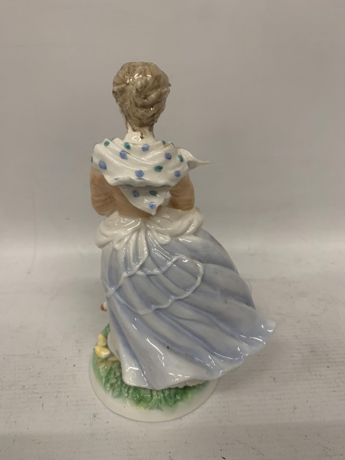 A ROYAL WORCESTER OLD COUNTRY WAYS 'A FARMER'S WIFE' FIGURE - Image 2 of 3