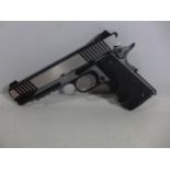 A 1911 CO2 6MM CALIBRE AIR SOFT PISTOL, 9CM BARREL, LENGTH 22CM