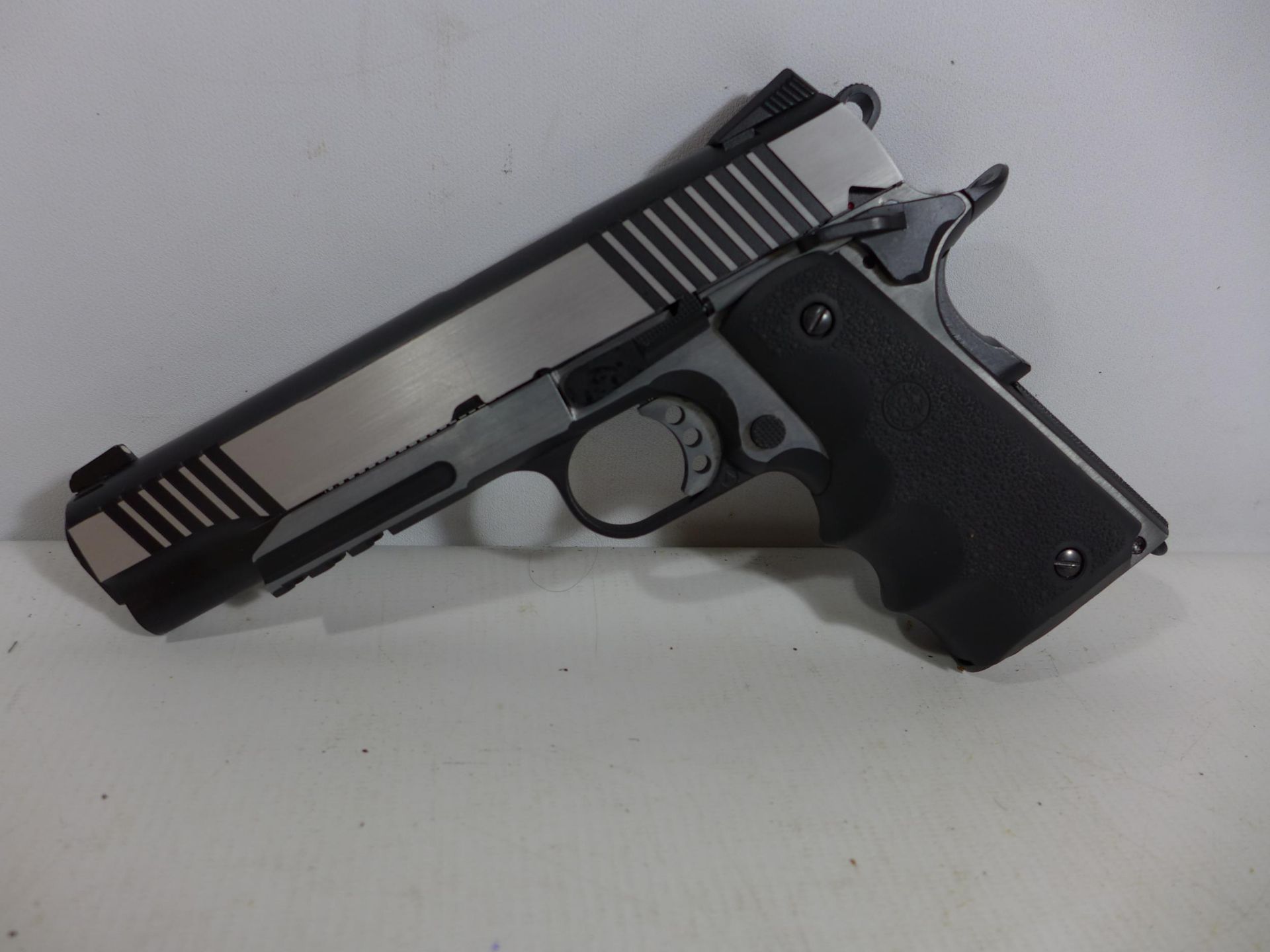 A 1911 CO2 6MM CALIBRE AIR SOFT PISTOL, 9CM BARREL, LENGTH 22CM