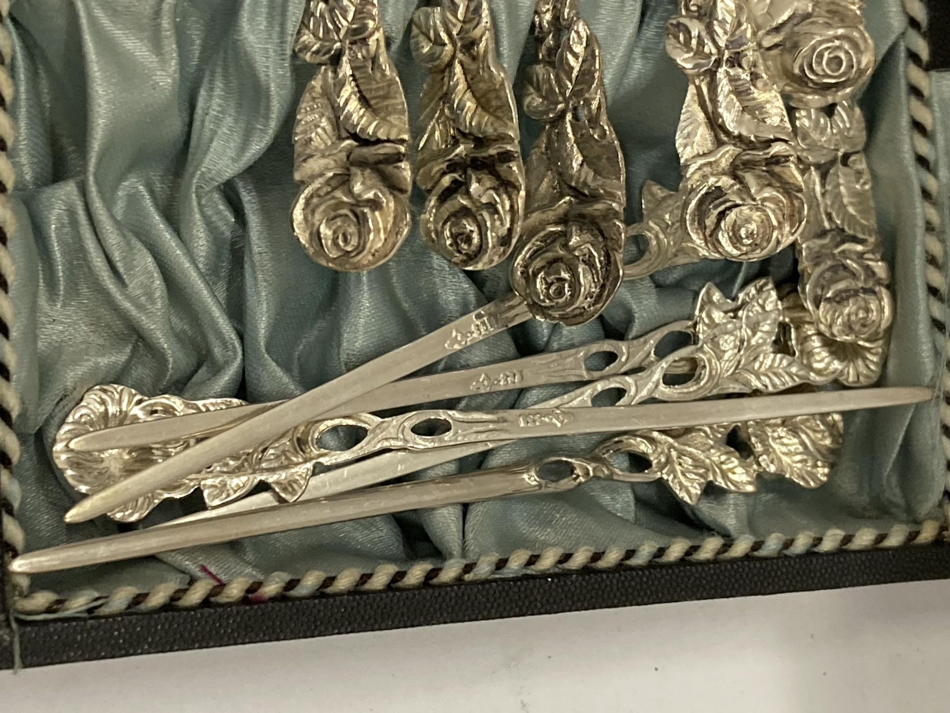 A CASED SET OF 800 GRADE CONTINENTAL SILVER TEASPOONS WITH MATCHING TONGS AND STICKS WITH FLORAL - Image 3 of 7