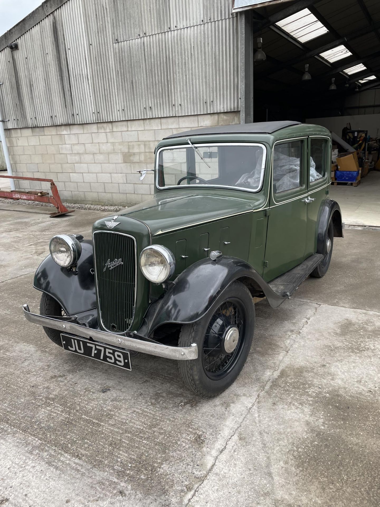 A 1935 AUSTIN 10 MOTOR CAR - REGISTRATION JU 7759, IN VERY GOOD CONDITION, STARTS AND RUNS, ON A V5C