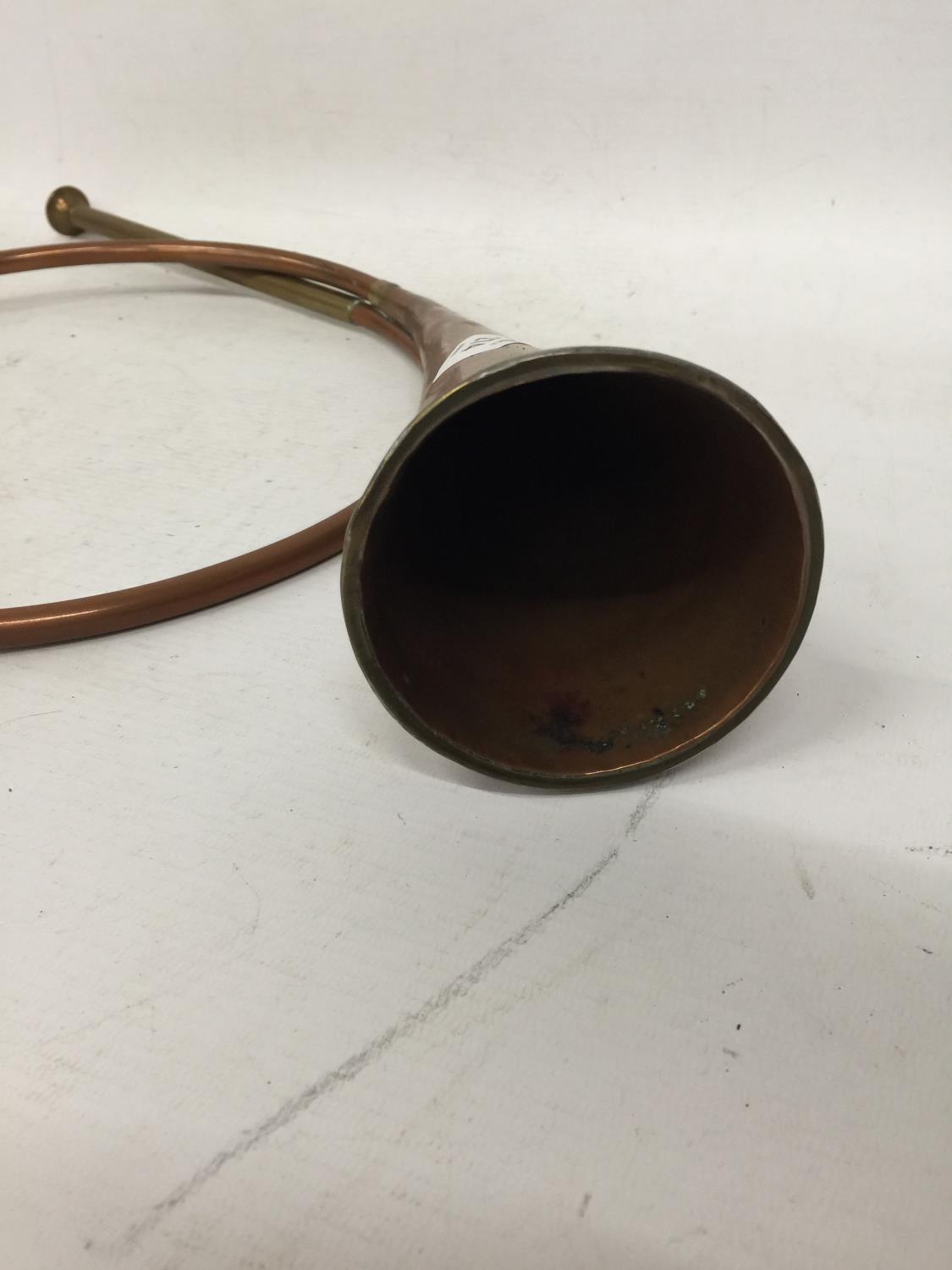 A VINTAGE COILED COPPER HUNTING HORN - Image 3 of 4