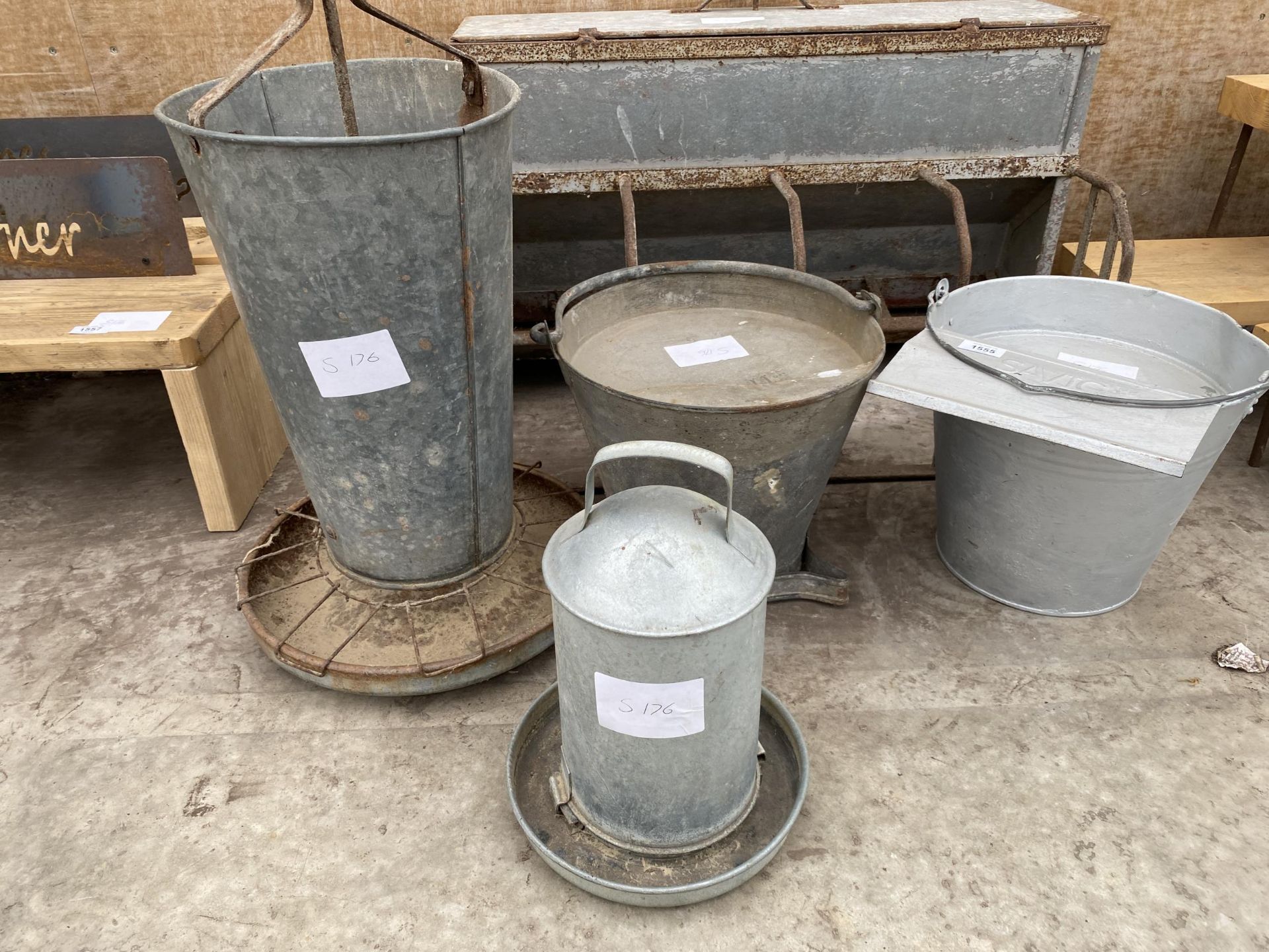 AN ASSORTMENT OF GALVANISED POULTRY FEEDERS AND DRINKERS - Image 2 of 3