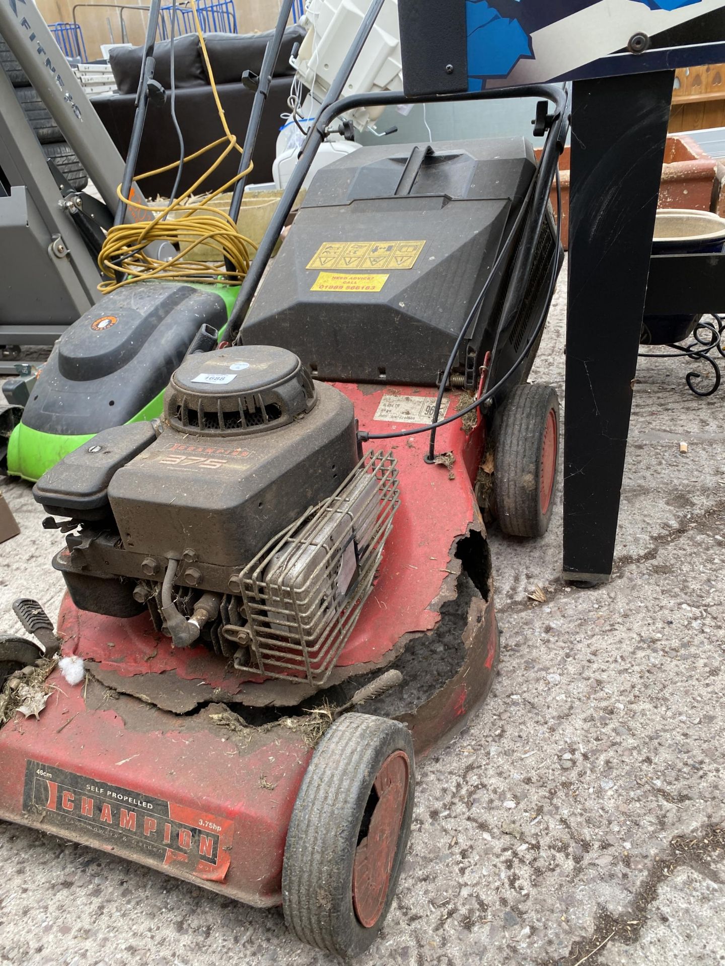 A SELF PROPELLED CHAMPION 375 PETROL LAWN MOWER WITH GRASS BOX (LARGE HOLE TO THE DECK) - Bild 3 aus 3
