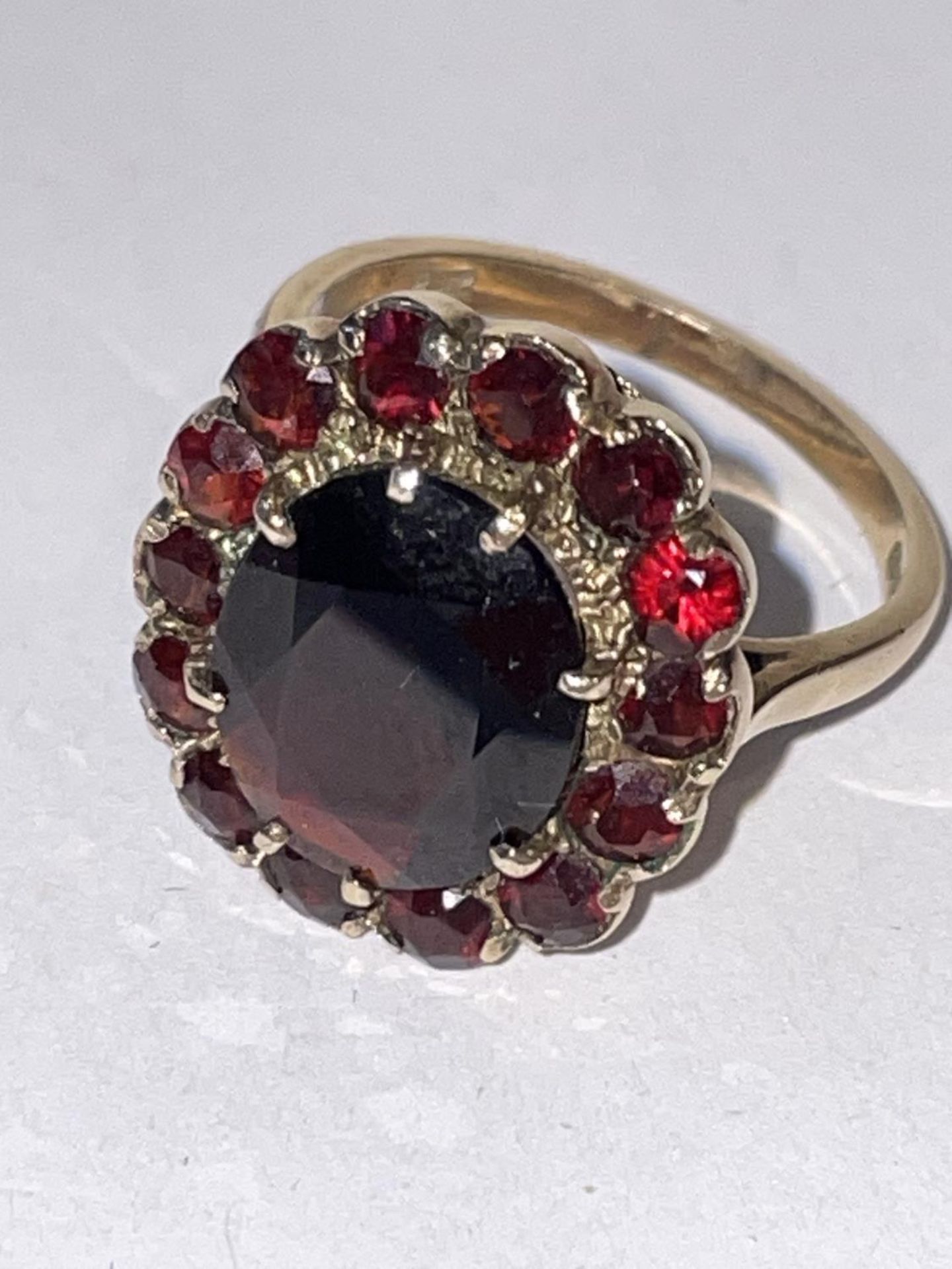A 9CT YELLOW GOLD AND GARNET RING IN A FLOWER DESIGN SIZE P, WEIGHT 5.46 GRAMS - Image 2 of 5