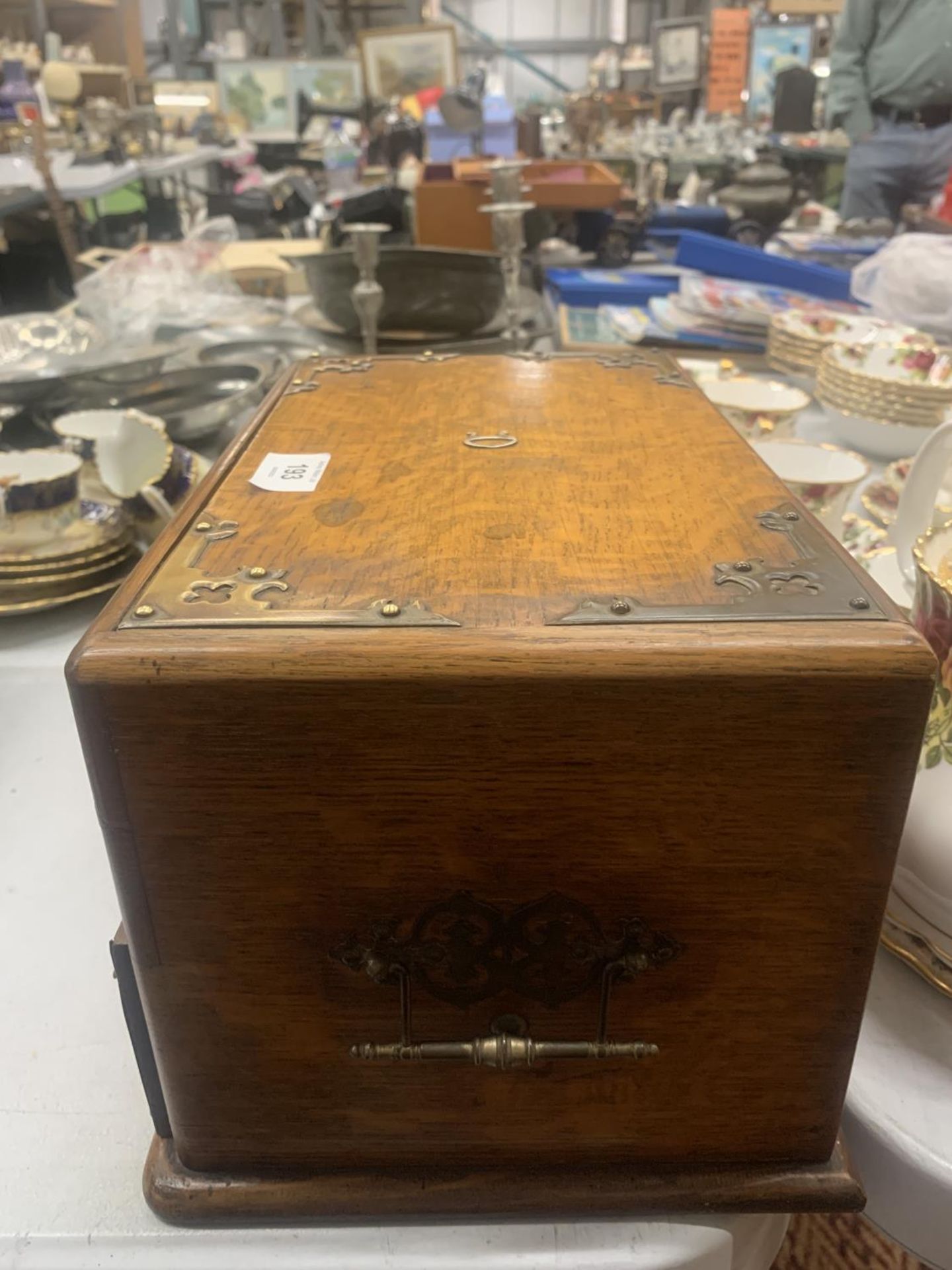 A VICTORIAN GOTHIC OAK SMOKERS CHEST WITH METAL BANDING AND SIDE HANDLES - Image 4 of 4