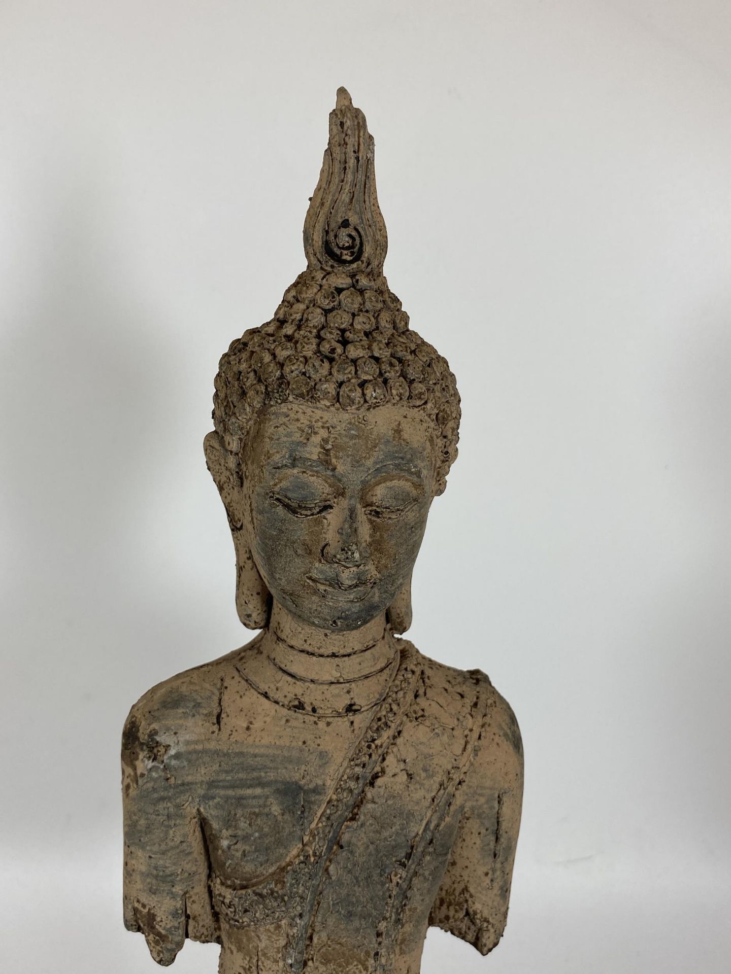 A DECORATIVE STONE BUDDHA HEAD AND TORSO ON PLINTH BASE, HEIGHT 39CM - Bild 2 aus 3
