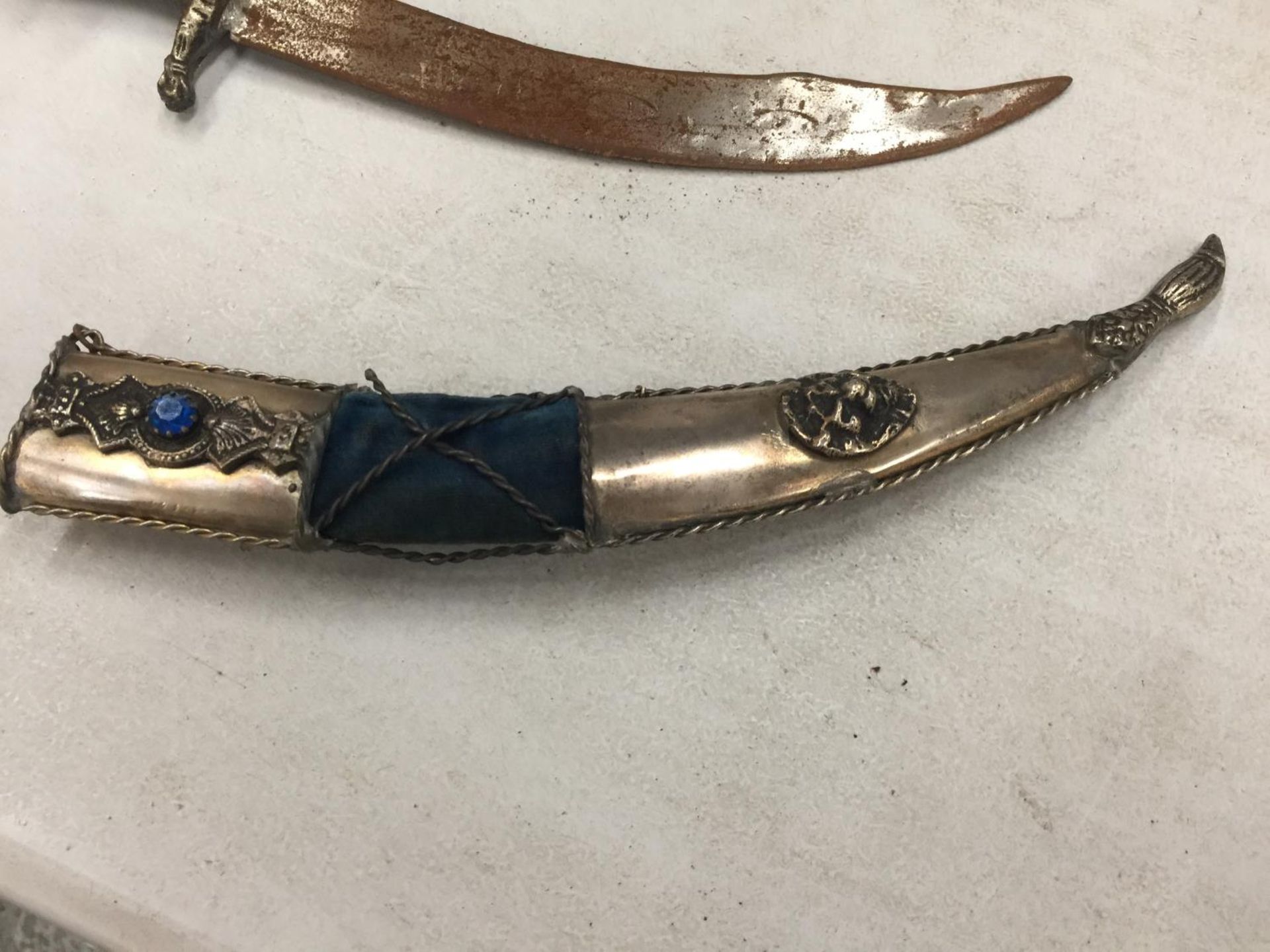 A DECORATIVE CURVED BLADE DAGGER AND SHEATH - Image 2 of 3