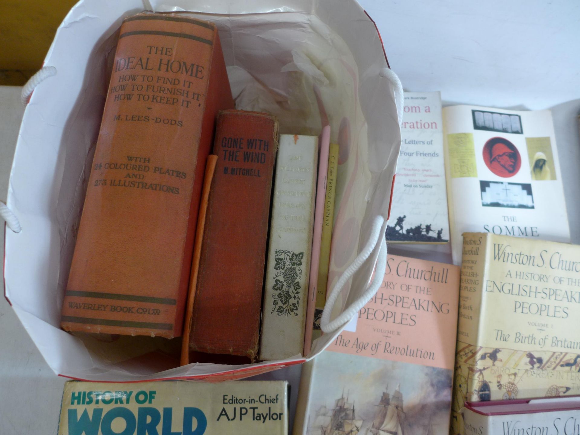 A COLLECTION OF BOOKS TO INCLUDE WINSTON CHURCHILL'S WORLD WAR II VOLUMES II AND IV, THE DEATHLESS - Bild 3 aus 5