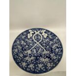 A LARGE CHINESE PRUNUS BLOSSOM PATTERN CHARGER, DIAMETER 46CM