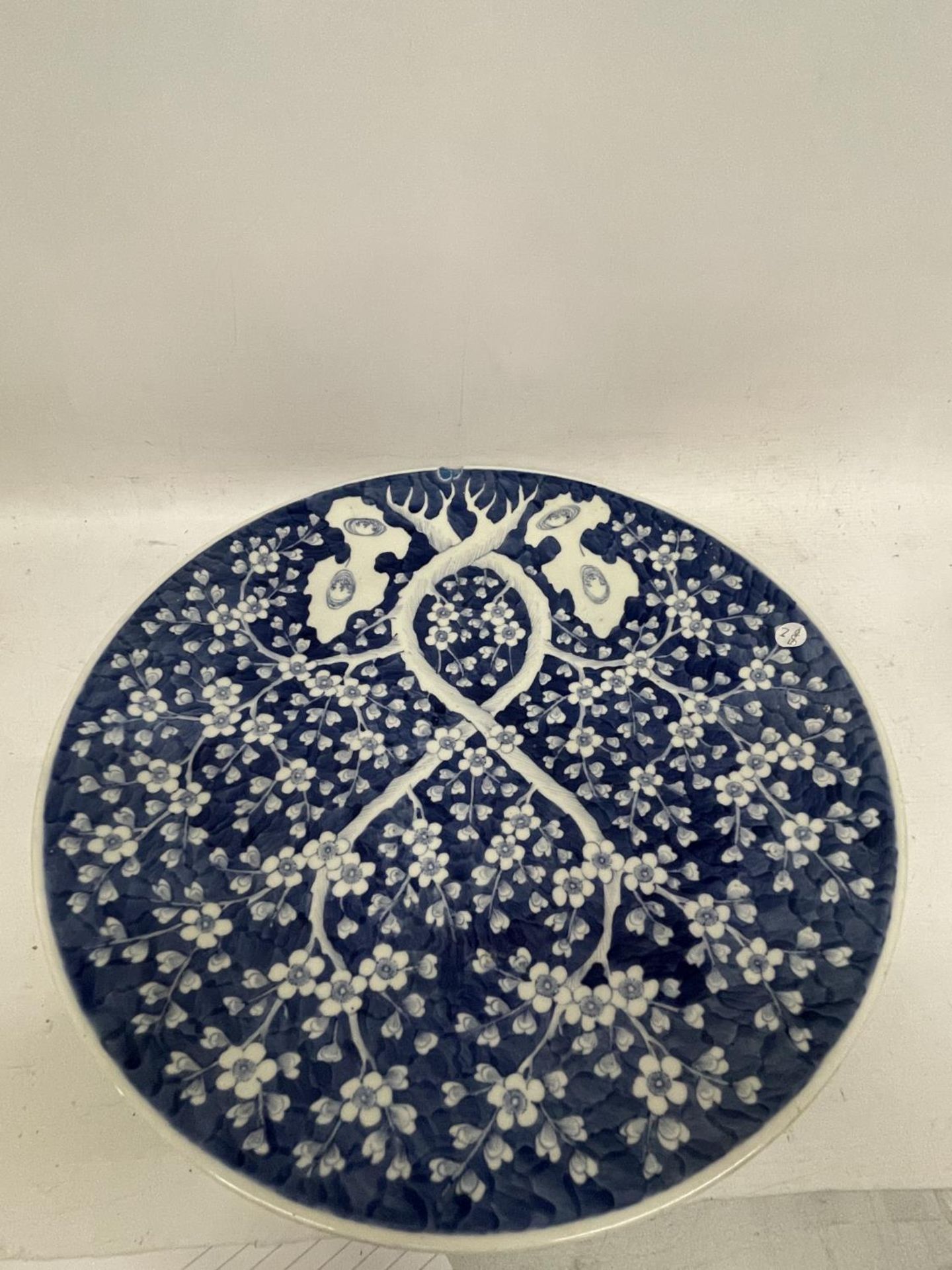 A LARGE CHINESE PRUNUS BLOSSOM PATTERN CHARGER, DIAMETER 46CM