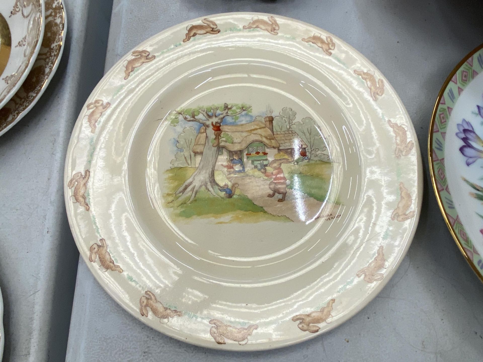 A QUANTITY OF ITEMS TO INCLUDE CABINET PLATES, VINTAGE CHINA CUPS, ETERNAL BEAU PLATES, A - Bild 8 aus 9