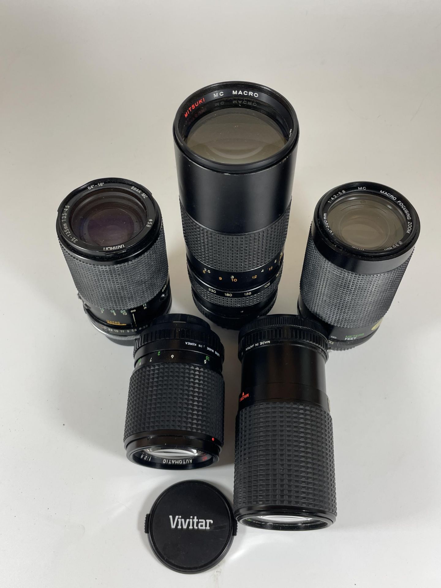 A GROUP OF FIVE VINTAGE CAMERA LENS' - TAMRON BBAR MC, MITSUKI MACRO, VIVITAR MACRO FOCUSING ZOOM, - Image 2 of 7