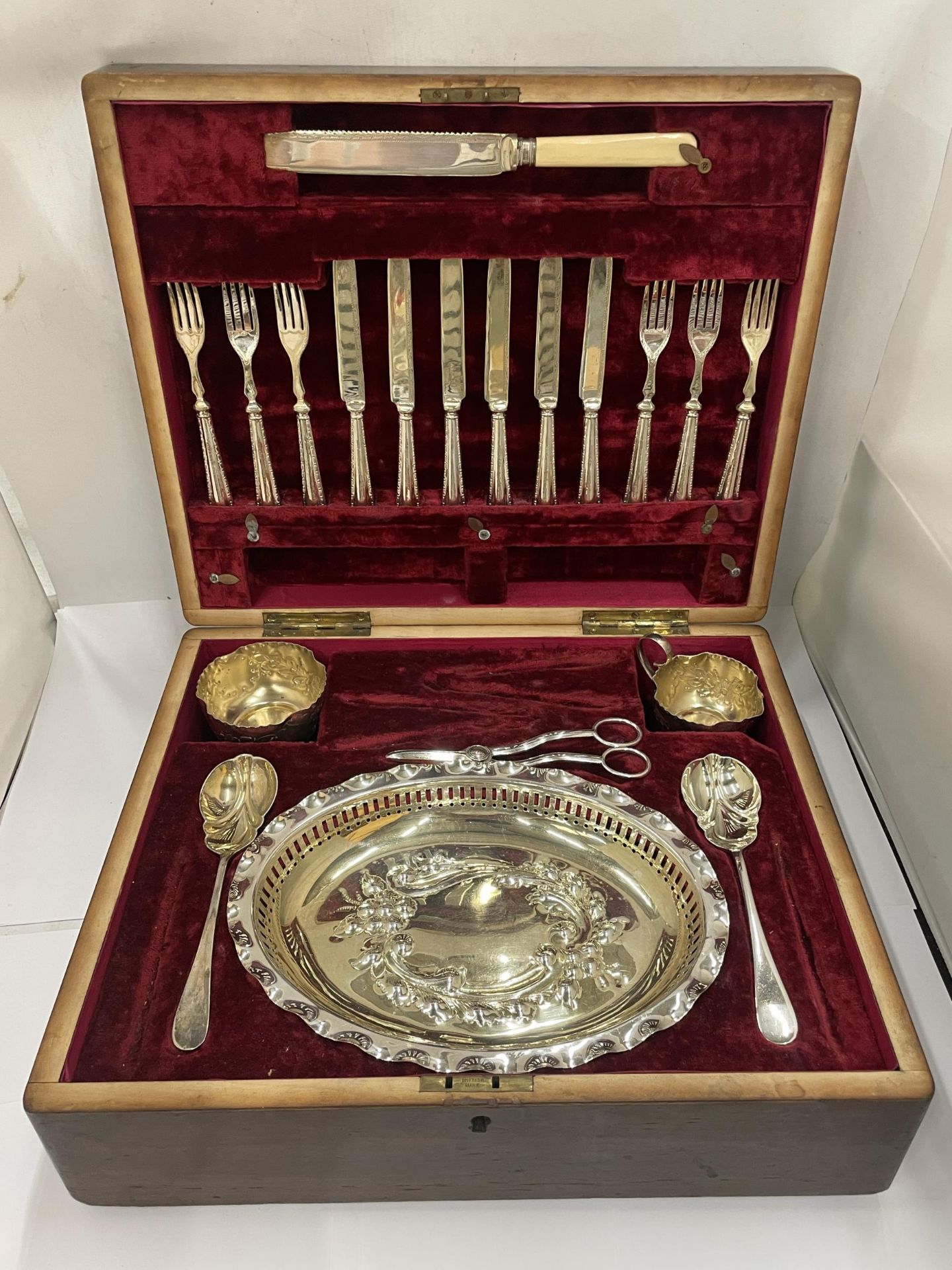 A VINTAGE OAK CASED CANTEEN SERVING SET WITH SILVER PLATED DISH, SERVERS AND CUPS AND CUTLERY WITH