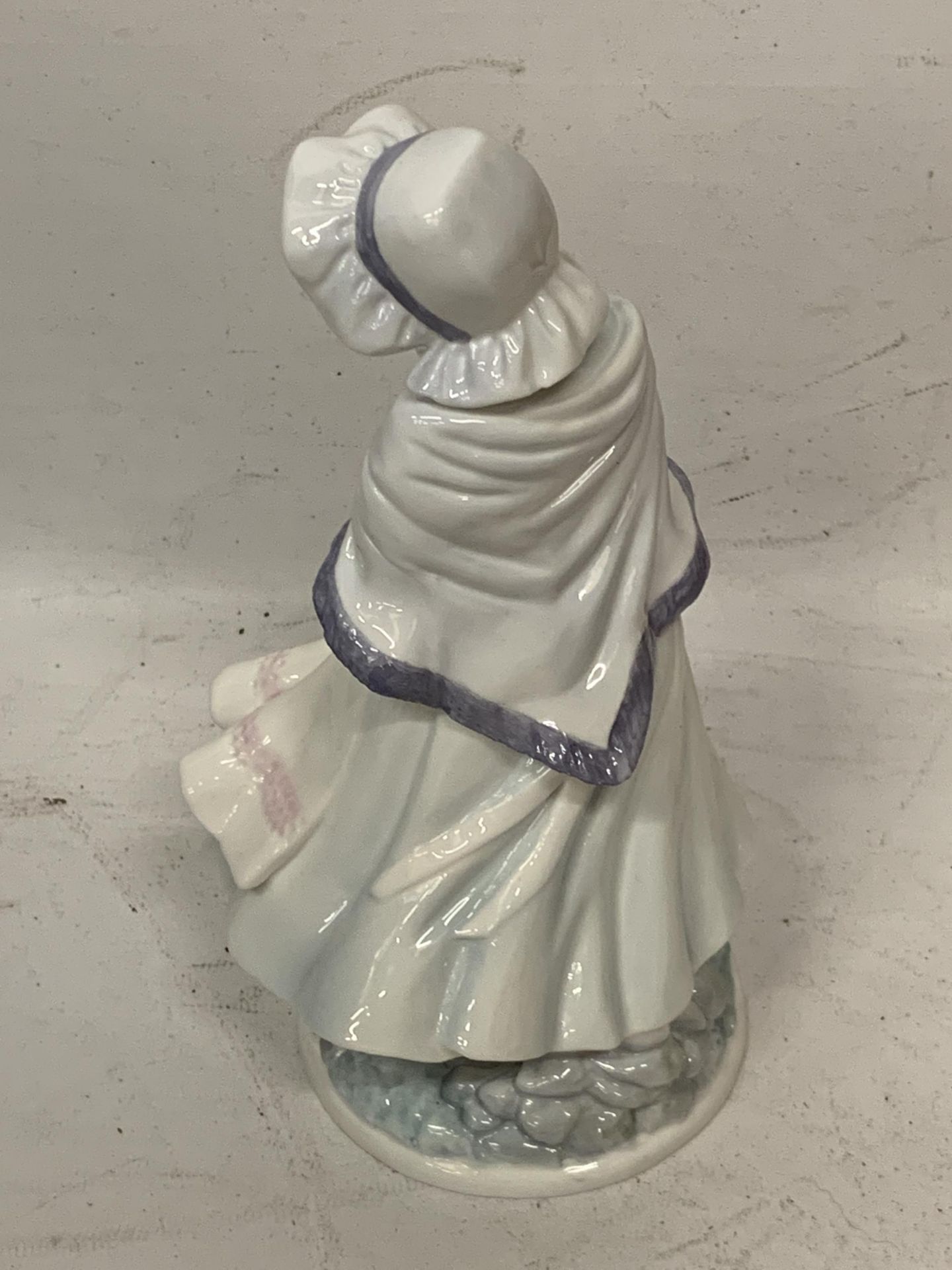 A BOXED ROYAL WORCESTER LIMITED EDITION FIGURE 'A POSY FOR MOTHER' - Image 2 of 3