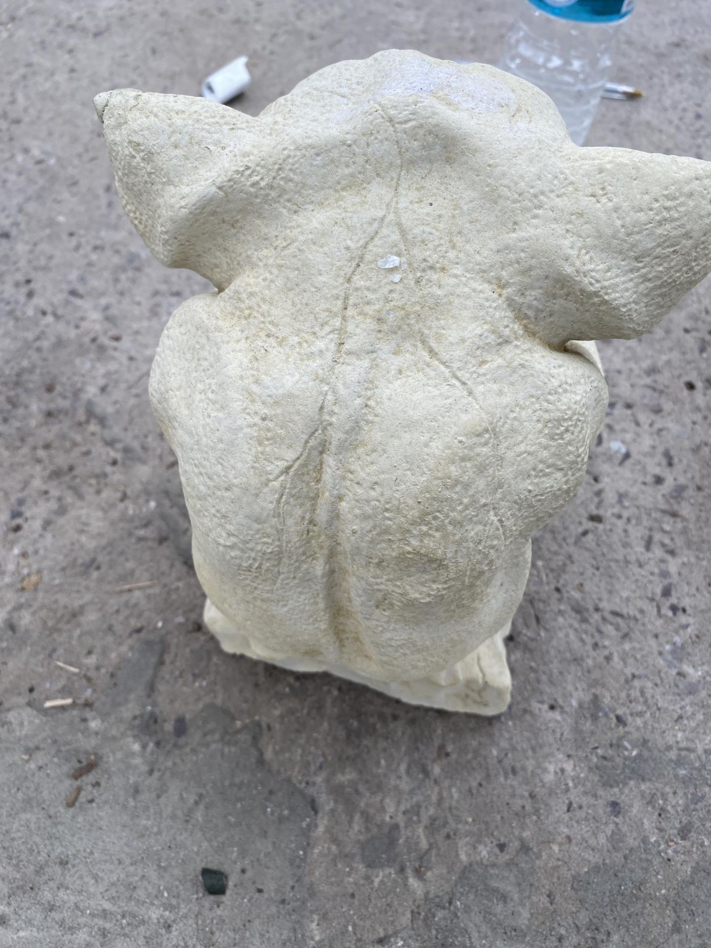 AN AS NEW EX DISPLAY CONCRETE SMALL GARGOYLE FIGURE *PLEASE NOTE VAT TO BE PAID ON THIS ITEM* - Image 3 of 4