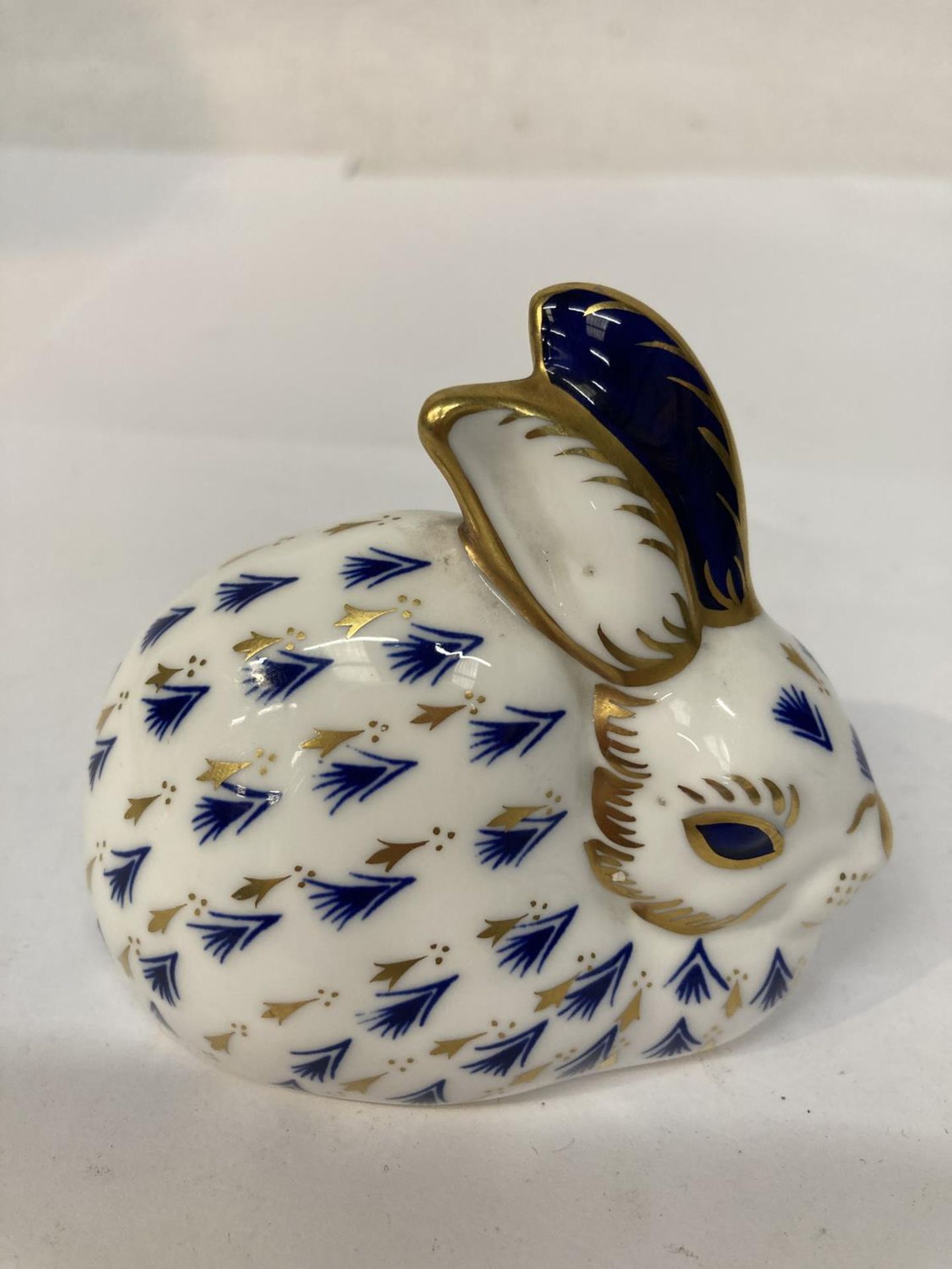 A ROYAL CROWN DERBY RABBIT PAPERWEIGHT, GOLD STOPPER - Bild 2 aus 6