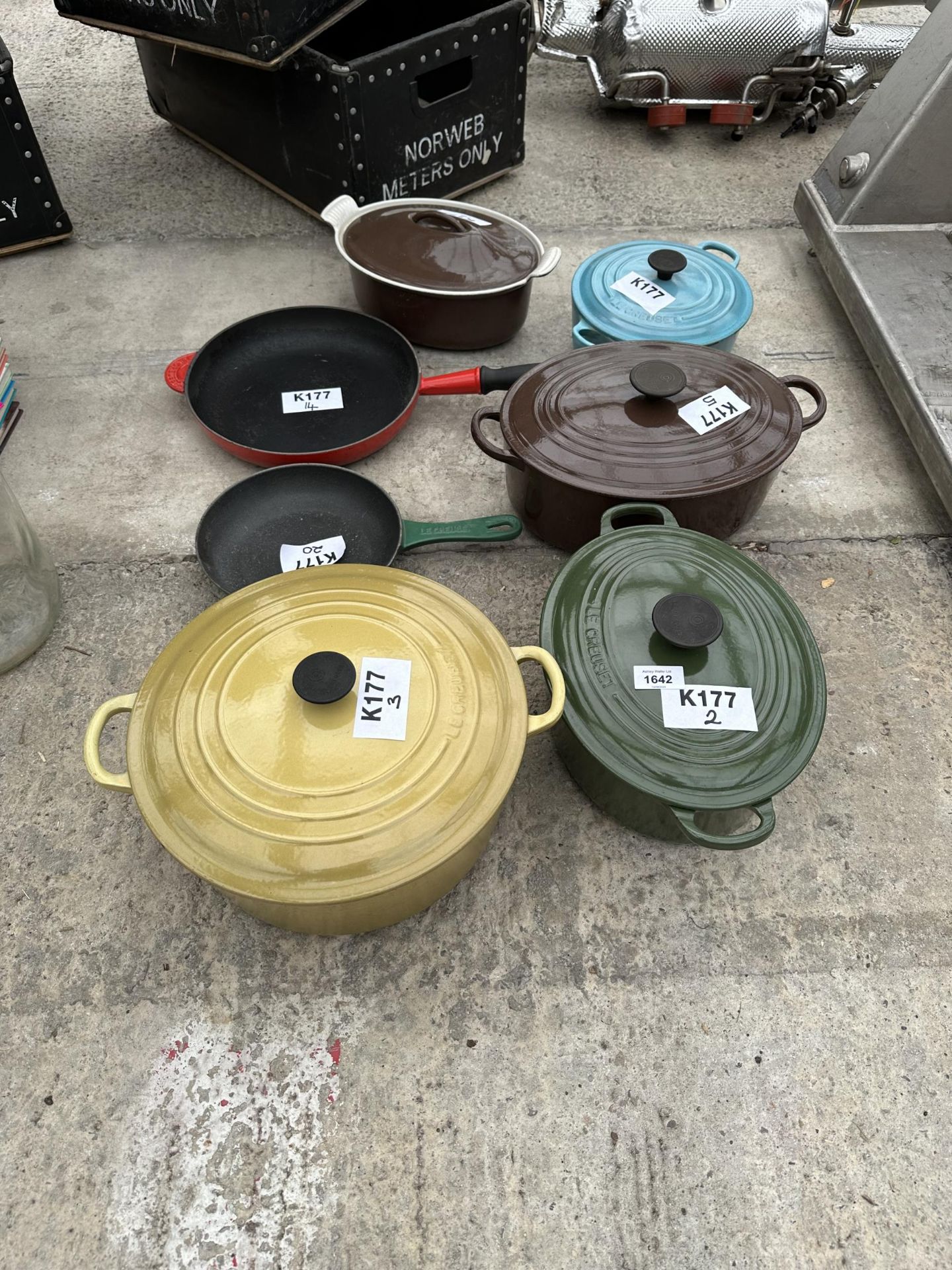 AN ASSORTMENT OF COLOURED LE CREUSET PANS TO INCLUDE CASAROLE DISHES AND FRYING PANS ETC