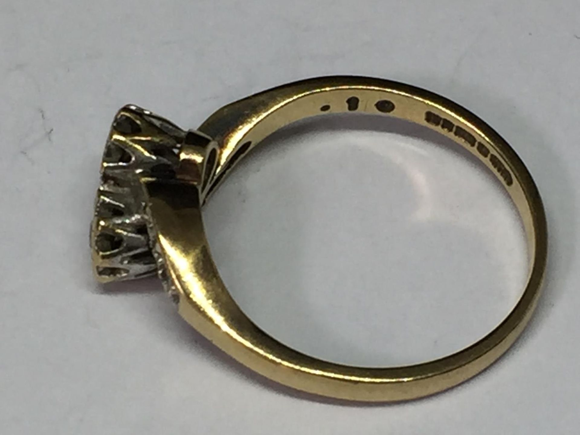 A 9 CARAT GOLD RING WITH DIAMONDS ON A TWIST DESIGN SIZE M - Bild 2 aus 4