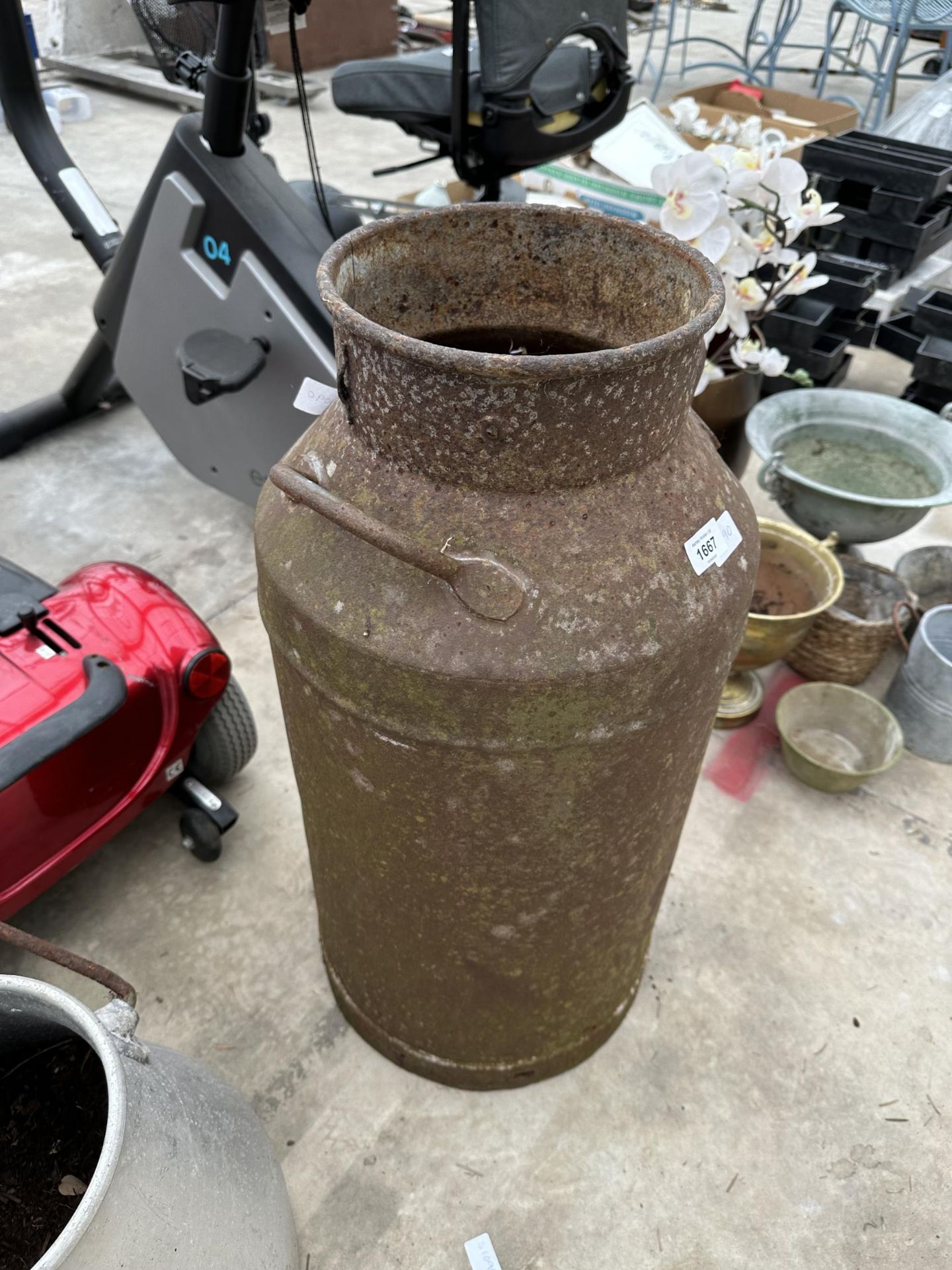 A VINTAGE CAST IRON MILK CHURN - Image 3 of 3