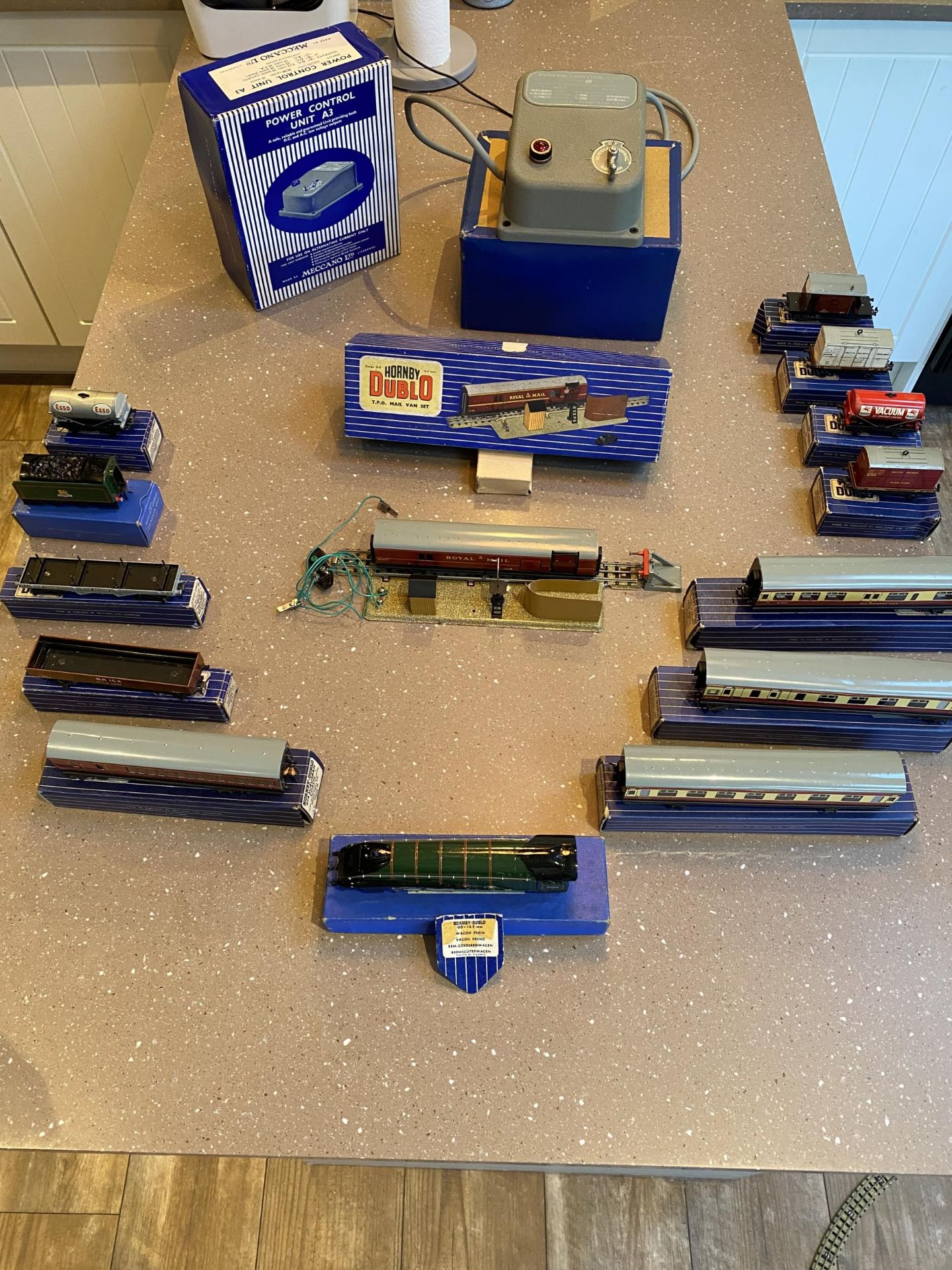 A VINTAGE SET OF HORNBY DUBLO MODEL RAILWAY ITEMS INCLUDING LOCO AND TENDER, PASSENGER AND GOODS - Image 2 of 8